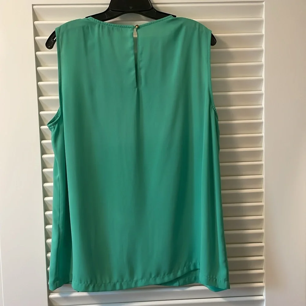 Banana Republic green scalloped front top XL